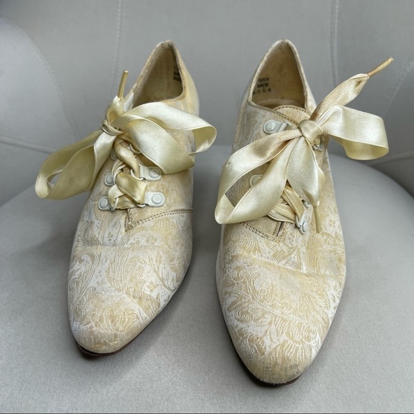 Vintage 90s Goth Victorian Booties by High Lights Lace Yellow Cream Size 7 - Picture 2 of 5